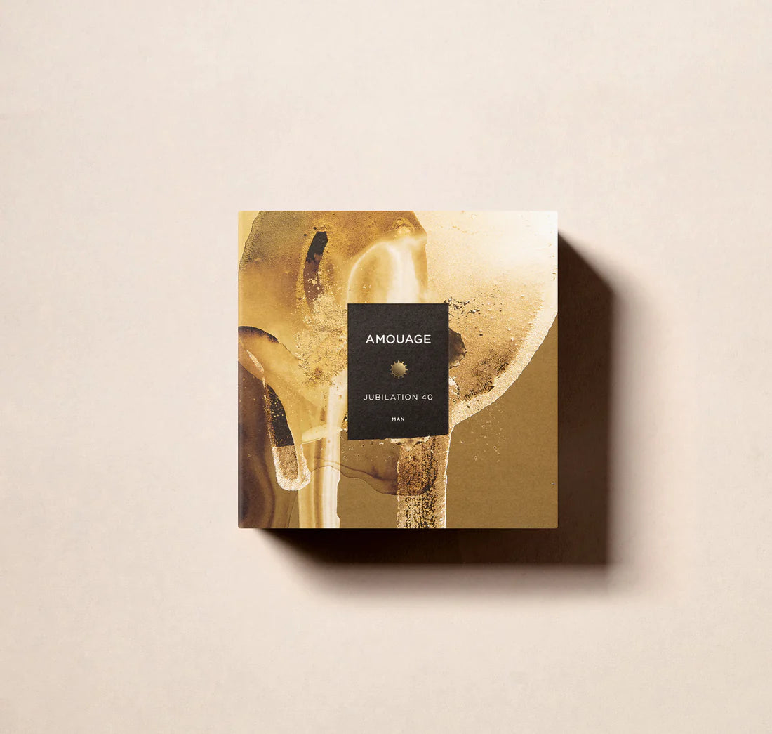 Détail du flacon Jubilation 40 Man d’Amouage, fragrance boisée et orientale
