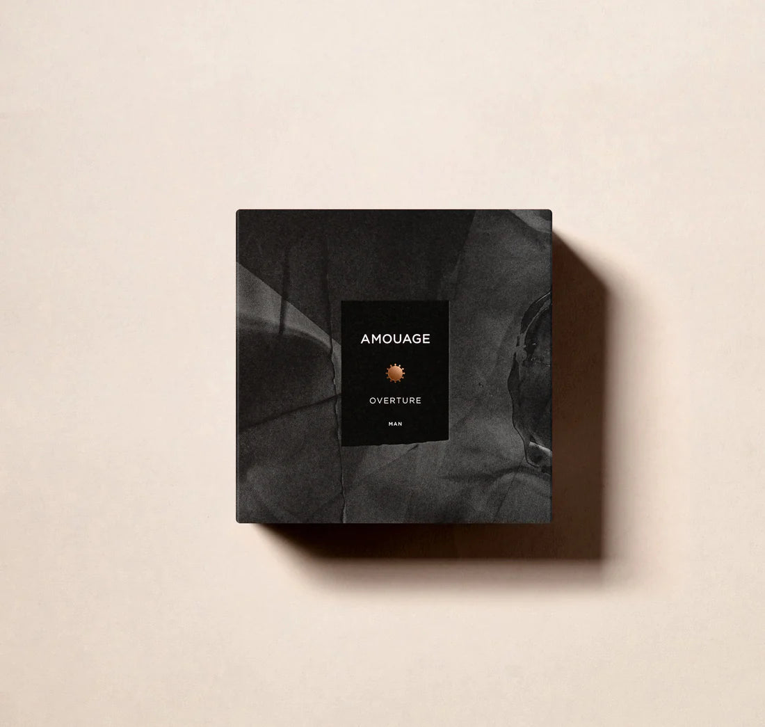 Détail du flacon Overture Man d’Amouage, fragrance masculine aux notes d’encens et de bois de santal