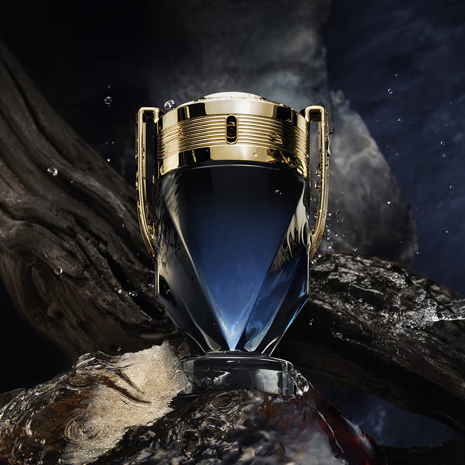 Flacon doré du parfum Invictus Parfum de Rabanne pour homme